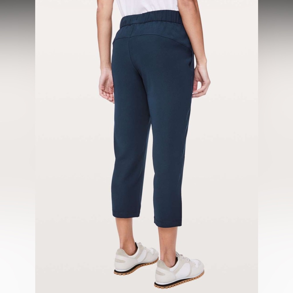 Women’s Lululemon On The Fly Crop Woven 23” Pants True Navy Blue Size 8